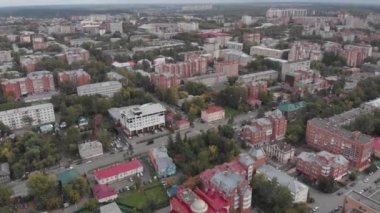 Tomsk, Rusya - 25 Ağustos 2018: Panoramik şehir sonbahar, Tom nehir. Uçağı hava üstten görünüm.