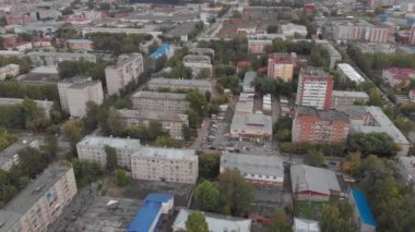 Panoramik şehir sonbahar, Tom nehir. Uçağı hava üstten görünüm.