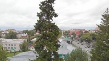 Tomsk, Rusya - 25 Ağustos 2018: Panoramik şehir sonbahar, Tom nehir. Uçağı hava üstten görünüm.