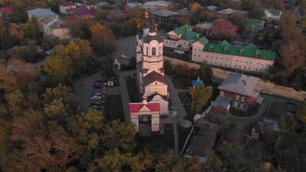 Panoráma a város őszi, Tom folyó. Drone légi felülnézet. — Stock videók