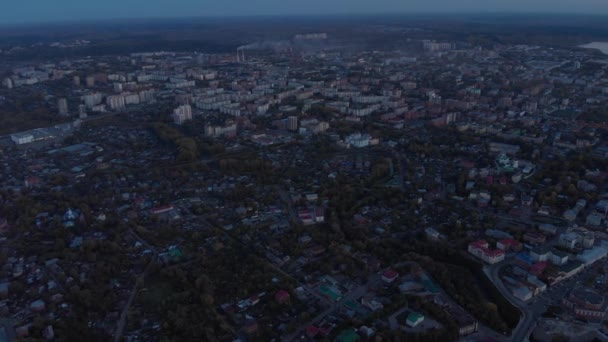 Panoráma a város őszi, Tom folyó. Drone légi felülnézet. — Stock videók