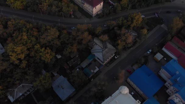 Πανοραμική άποψη της πόλης του φθινοπώρου, Τομ ποταμού. Αεροφωτογραφία κορυφαίες drone. — Αρχείο Βίντεο