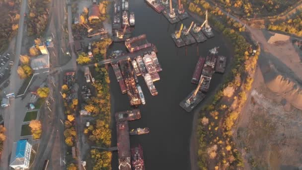 Puertos grúas fluviales cargando barcos en barcazas entrega, puesta del sol — Vídeo de stock