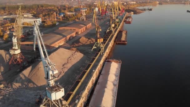 Puertos grúas fluviales buques de carga en gabarras entregar — Vídeo de stock
