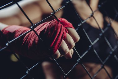 Kadın yumruk boks için bandaj yüzük ızgara kapmak. Güç, feminizm kavramı
