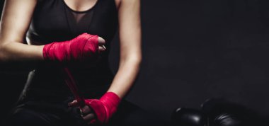Yüzük için bandaj eldiven giymiş kadın boksör. Konsept spor.