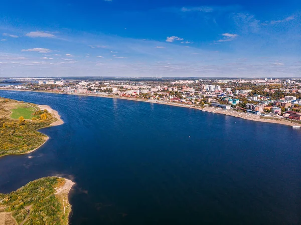 Panoramik şehir sonbahar, Tom nehir Tomsk. — Stok fotoğraf