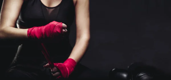 Жіночий боксер носить пов'язані рукавички для кільця. Концепція спорту . — стокове фото