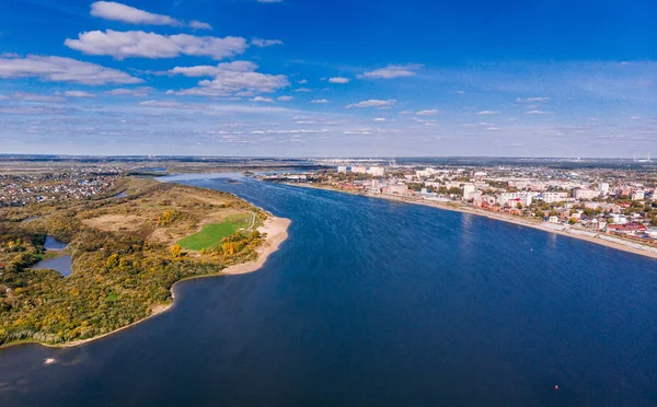 Panoramik şehir sonbahar, Tom nehir Tomsk. — Stok fotoğraf