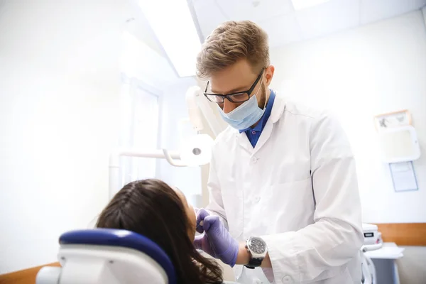 Proceso Primer Plano Extracción Fórceps Por Dentista Clínica Concepto Tratamiento —  Fotos de Stock