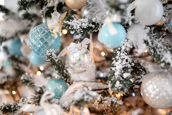 Closeup χριστουγεννιάτικο δέντρο παιχνίδι ανοιχτό φόντο — Φωτογραφία Αρχείου