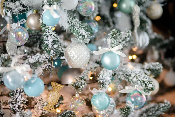 Closeup Christmas tree speelgoed lichte achtergrond — Stockfoto