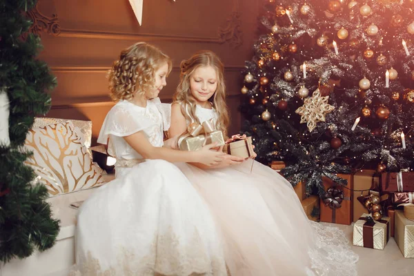 Mutlu çocuk kız kardeşler yeni yıl Noel hediyeleri — Stok fotoğraf
