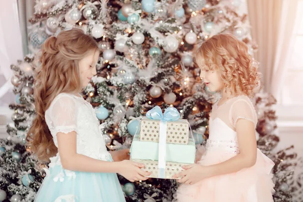 Crianças felizes meninas irmãs trocar presentes de Natal de Ano Novo — Fotografia de Stock
