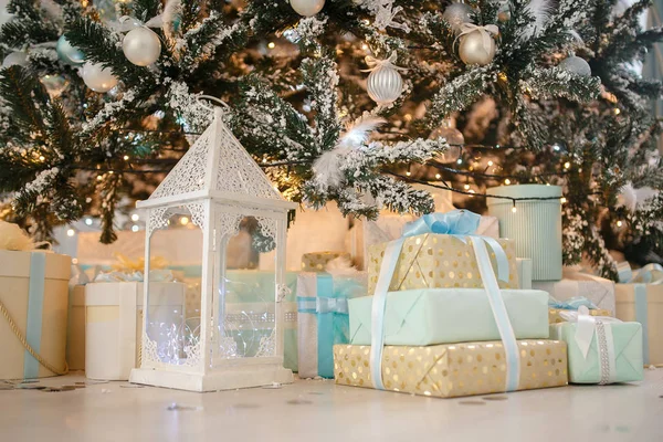 Nahaufnahme Geschenke Weihnachtsbaum Spielzeug Licht Hintergrund — Stockfoto