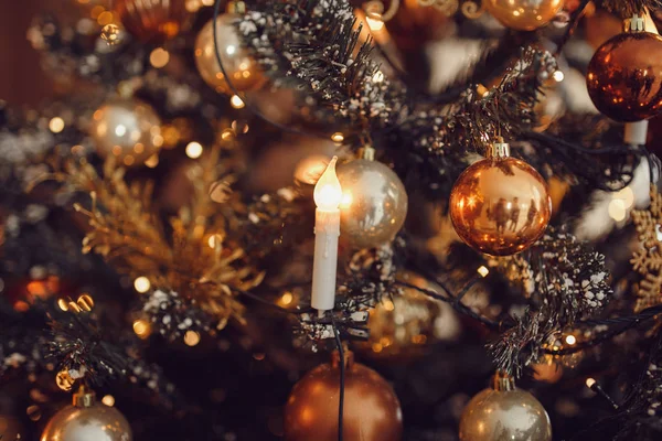 Fondo oscuro de Navidad, primer plano bola de Año Nuevo árbol de Navidad . —  Fotos de Stock