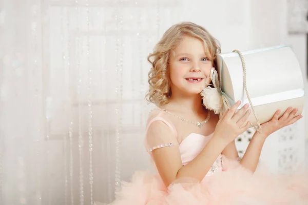 Pequena menina sorridente com caixa de presente de Natal ano novo . — Fotografia de Stock