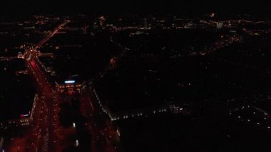 Havadan görünümü dron, cityscape Panorama Nemiga ilçe gece