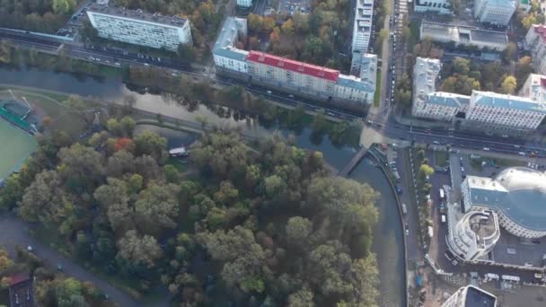 Vista aérea drone, paisaje urbano Panorama del distrito de Nemiga — Vídeo de stock