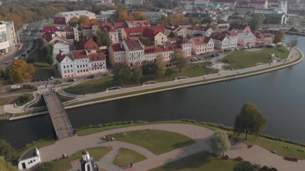 Vista aérea drone, paisaje urbano Panorama del distrito de Nemiga — Vídeo de stock