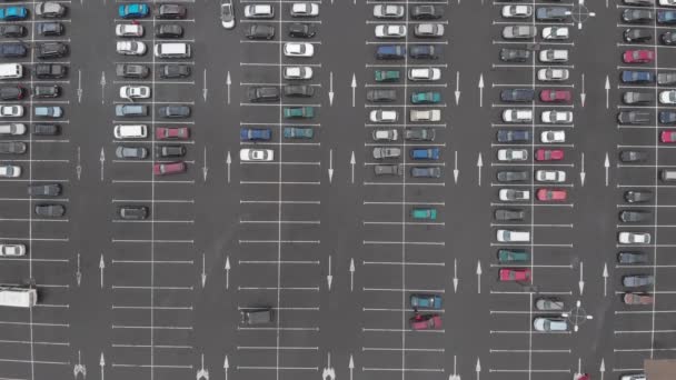 Parkplatz vor großen Geschäften. Draufsicht Luftdrohne — Stockvideo