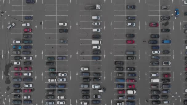 Parcheggio auto di fronte a grandi negozi. Vista dall'alto drone aereo — Video Stock
