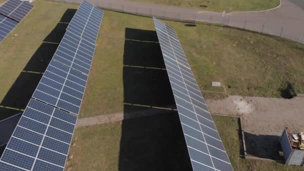 Gebundelde Kracht Generatie Zonnepanelen Windmolens Zijn Onderweg Levert Benzinestation Broeikasgassen — Stockvideo