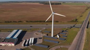 Kombine güç üretimi güneş panelleri ve yel değirmenleri yolda, benzin istasyonu ve sera sağlar. Üstten görünüm