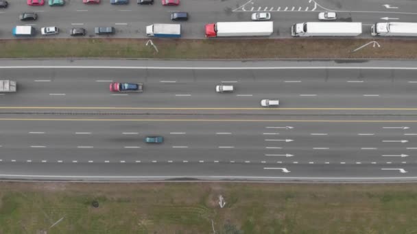 Verkeer auto's rijdt op een brede snelweg weg. Bovenaanzicht — Stockvideo