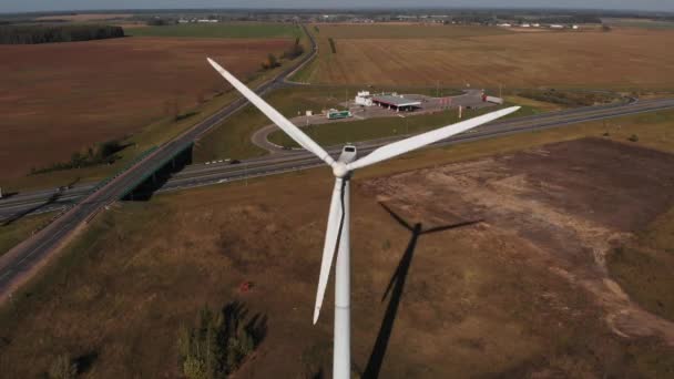 Painéis solares e moinhos de vento combinados de geração de energia estão na estrada, fornecem posto de gasolina e estufa. Vista superior — Vídeo de Stock