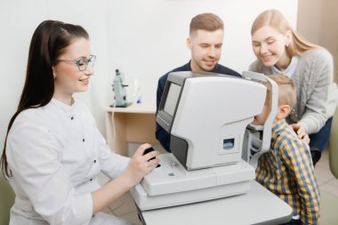 Özel Oftamolojik ekipman için sandalye üzerinde oturan genç çekici kız doktor göz doktoru