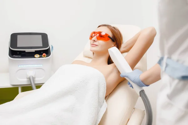 Slät Hud Kvinna Armarna Laser Hårborttagning Skönhet Salong Behandling — Stockfoto