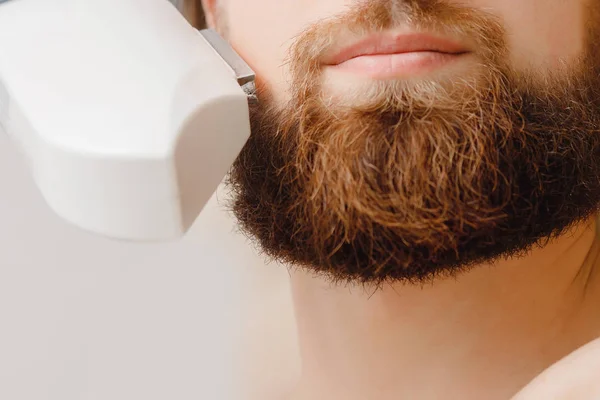 Depilazione maschile depilazione laser depilazione barba e baffi trattamento di procedura in salone . — Foto Stock