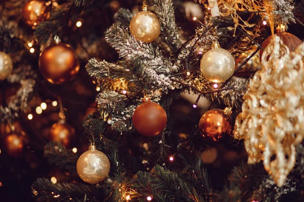 Dunkle Weihnachten Hintergrund, Nahaufnahme Neujahr Ball Weihnachtsbaum. — Stockfoto