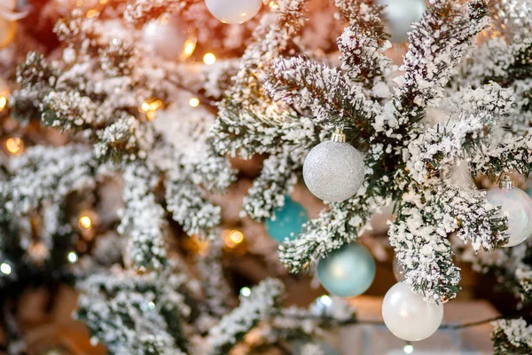 Primo piano albero di Natale giocattolo luce sfondo — Foto Stock