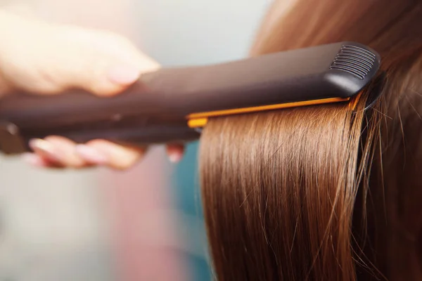 Haarijzer straightening zorg schoonheidssalon — Stockfoto