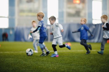 Futbol futbol çocuklar oynarken arka plan bulanık