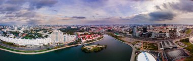 Havadan görünümü dron, cityscape Minsk, Beyaz Rusya'nın. Gün batımı. Panorama