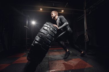 Kas fitness adam lastik tekerlek çevirme