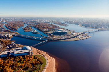 Stadyum St. Petersburg. Zenit-Arena. Finlandiya Körfezi. Kıyı şeridi. Berrak sonbahar günü. Mavi gökyüzü. Yaya Köprüsü. Otoyol