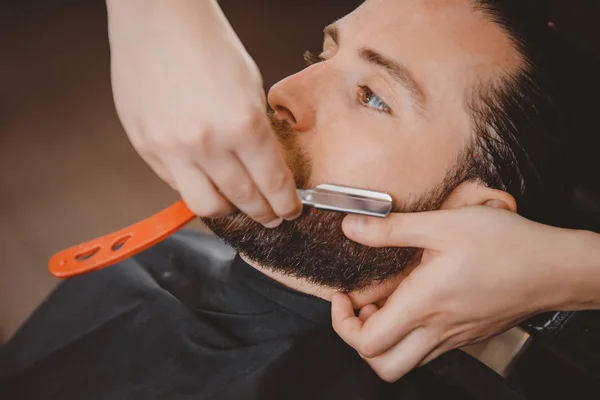 Стиль и резка бороды парикмахера — стоковое фото