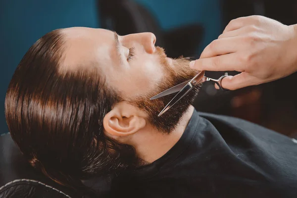 Стиль и резка бороды парикмахера — стоковое фото