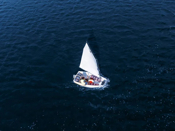 Luchtfoto drone wedstrijden sport witte jachten en boten op het blauwe water van de zee. — Stockfoto