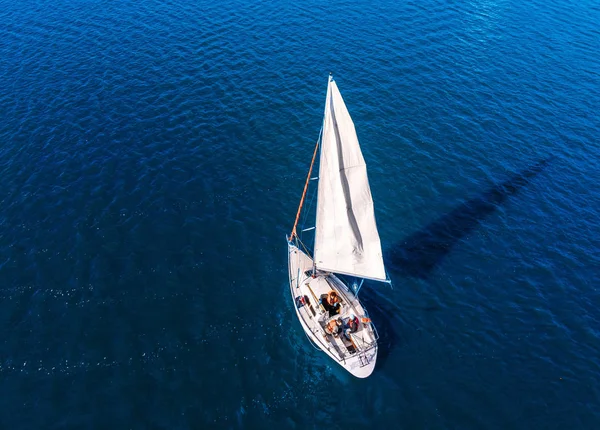 Légi drone versenyek sport fehér jachtok és hajók a tenger kék víz. — Stock Fotó