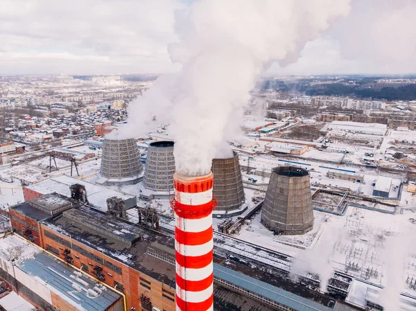 空中上煙の雲を見るし、蒸気の冷却塔工業熱電中央石炭. — ストック写真