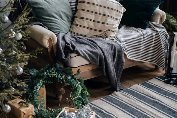 Nowy rok wnętrza mieszkania, sofa, koc, poduszki, skali szarości drzewa prezentów. wyciągnięcie po profilach — Zdjęcie stockowe