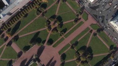 Mars, peyzaj alanı. Crossing yollar ve yeşil çimenler. Sarı yapraklar sonbaharda ağaçlar