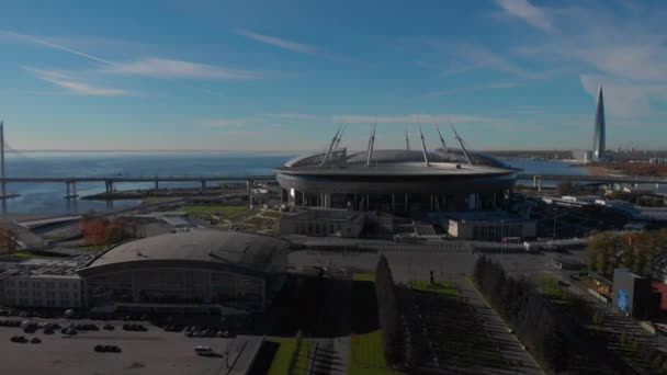 Rascacielos Lakhta centro Gazprom cuartel general. Estadio Zenit Arena. Golfo de Finlandia . — Vídeo de stock