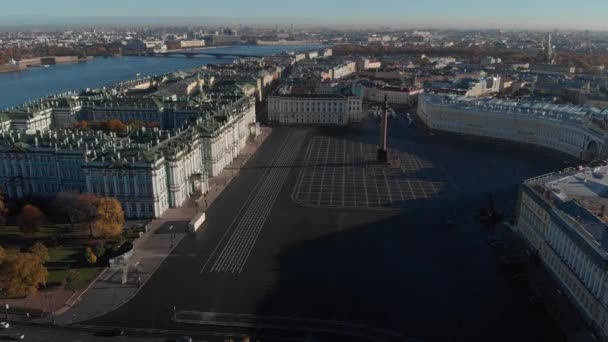 Légi drone a palota tér, state Hermitage Museum, Sándor-oszlop, a Mars és a Neva folyótól híd — Stock videók