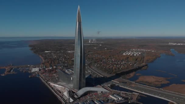 Mrakodrap Lakhta centrum ústředí Gazpromu. Stadionu Arena Zenit. Finský záliv. — Stock video